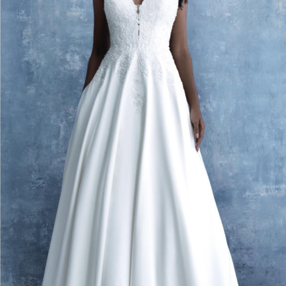 Elegant ivory Lace Wedding Dress